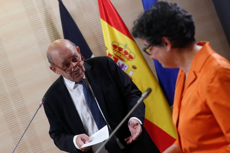 &copy; Reuters. La ministra de Asuntos Exteriores española, Arancha González Laya, y su homólogo francés, Jean-Yves Le Drian, durante una conferencia de prensa conjunta celebrada tras su reunión en el Ministerio de Asuntos Exteriores español en Madrid, España, el 