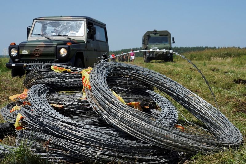 &copy; Reuters. Coils of razor wire lie on the ground on the border with Belarus in Druskininkai, Lithuania July 9, 2021. REUTERS/Janis Laizans