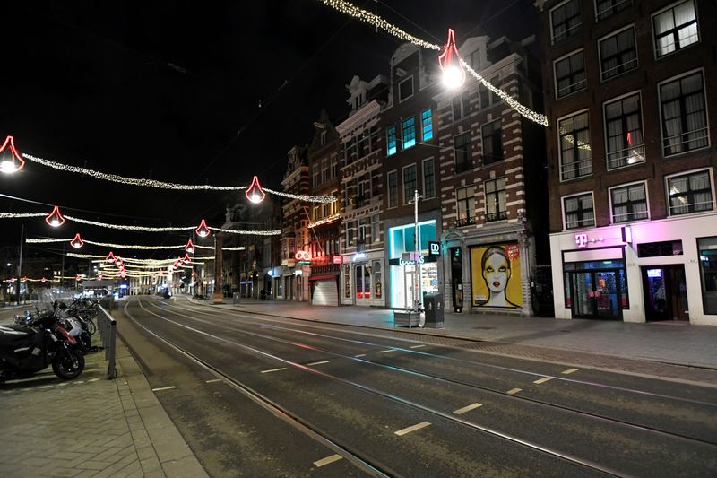 &copy; Reuters. FILE PHOTO: A general view shows a street during a curfew following the coronavirus disease (COVID-19) outbreak in Amsterdam, Netherlands, January 23, 2021. REUTERS/Piroschka Van De Wouw