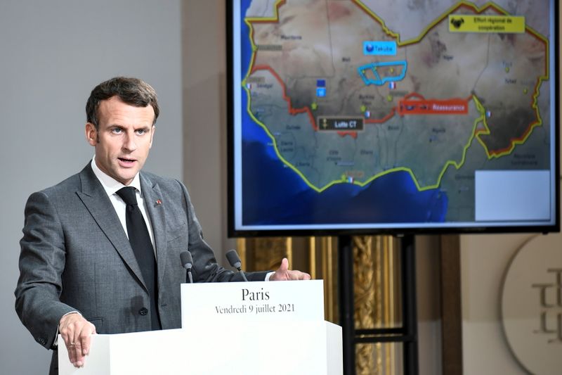 &copy; Reuters. La reconfiguration de l'engagement militaire français au Sahel commencera "dès les prochaines semaines", a déclaré vendredi Emmanuel Macron. /Photo prise le 9 juillet 2021/REUTERS/Stéphane de Sakutin