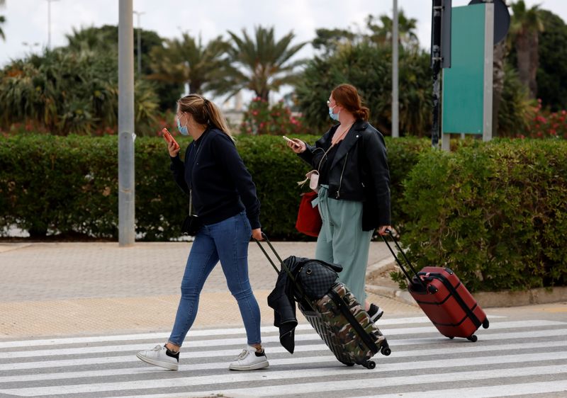 &copy; Reuters. Turisti raggiungono il parcheggio dei taxi all'aereoporto di Malta, a Luqa. 1 giugno 2021 REUTERS/Darrin Zammit Lupi