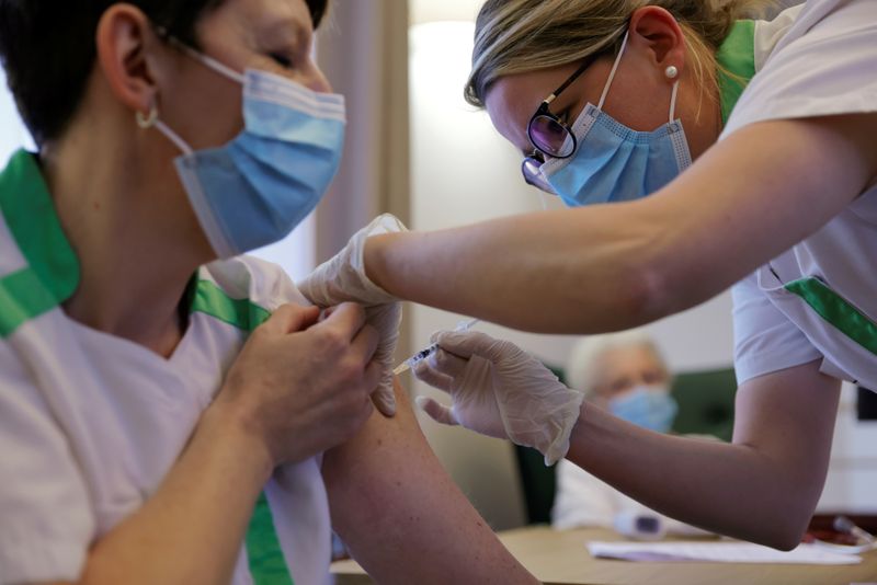 &copy; Reuters. La HAS recommande l'obligation vaccinale pour les soignants en Ehpad. /Photo d'archives/REUTERS/Pascal Rossignol