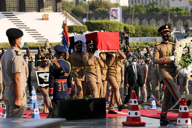 © Reuters. أفراد من القوات المسلحة يحملون جثمان السيدة الأولى سابقا جيهان السادات خلال جنازة عسكرية يوم الجمعة. تصوير: هناء حبيب - رويترز. 