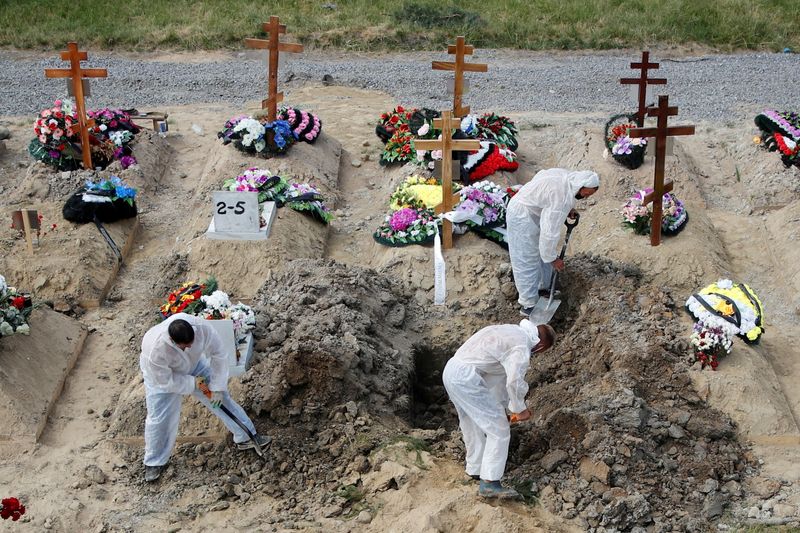 &copy; Reuters. La Russie a enregistré environ 428.000 "décès excédentaires" entre avril 2020 et mai 2021. /Photo prise le 25 juin 2021/REUTERS/Anton Vaganov