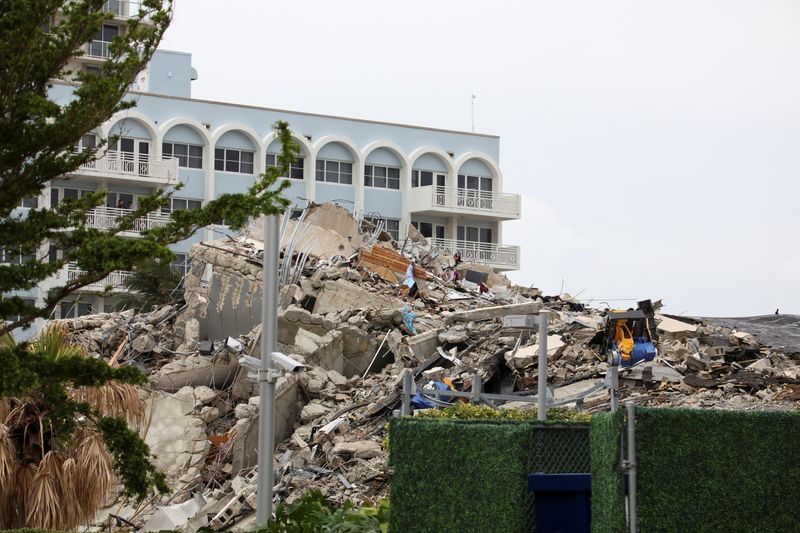 &copy; Reuters. أنقاض مبنى ميامي المنهار في صورة بتاريخ السادس من يوليو تموز 2021. تصوير: ماركو بيلو - رويترز. 