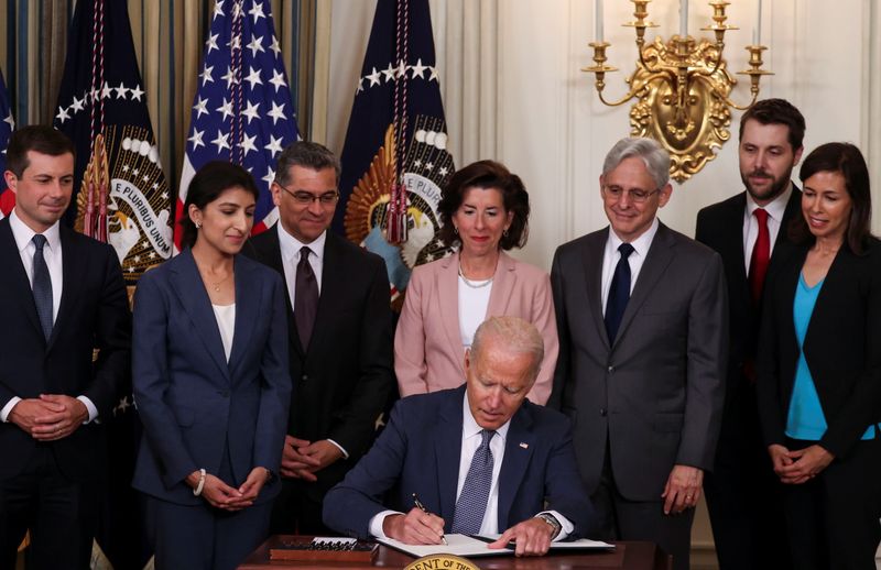 © Reuters. U.S. President Joe Biden signs an executive order on 