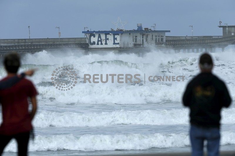 &copy; Reuters. Pier fechado devido a tempestade fortalecida por El Nino em Ocean Beach.  REUTERS/Mike Blake