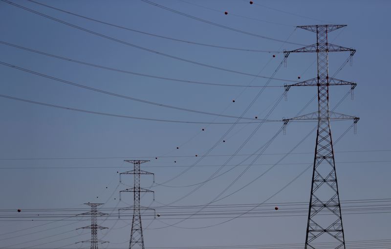 &copy; Reuters. FILE PHOTO: Electric power cables are seen near an Energias de Portugal (EDP) power plant on the outskirts of Carregado, Portugal May 16, 2018. REUTERS/Rafael Marchante/File Photo