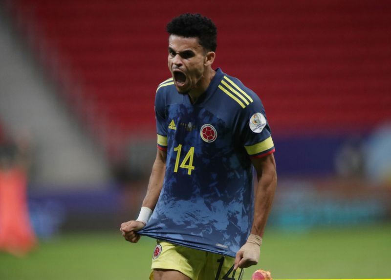 &copy; Reuters. لويس دياز  يحتفل بتسجيل الهدف الثالث لكولومبيا في شباك بيرو في كأس كوبا أمريكا لكرة القدم يوم السبت. تصوير: هنري روميرو - رويترز  