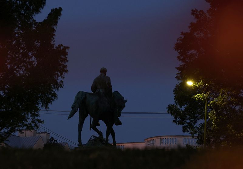 &copy; Reuters. A statue of Confederate General Robert E. Lee stands in Charlottesville, Virginia, U.S., the day before its scheduled removal after years of legal battle over the contentious monument, July 9, 2021. REUTERS/Evelyn Hockstein