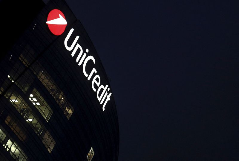 &copy; Reuters. Il logo Unicredit presso la sede centrale della banca a Milano. REUTERS/Stefano Rellandini