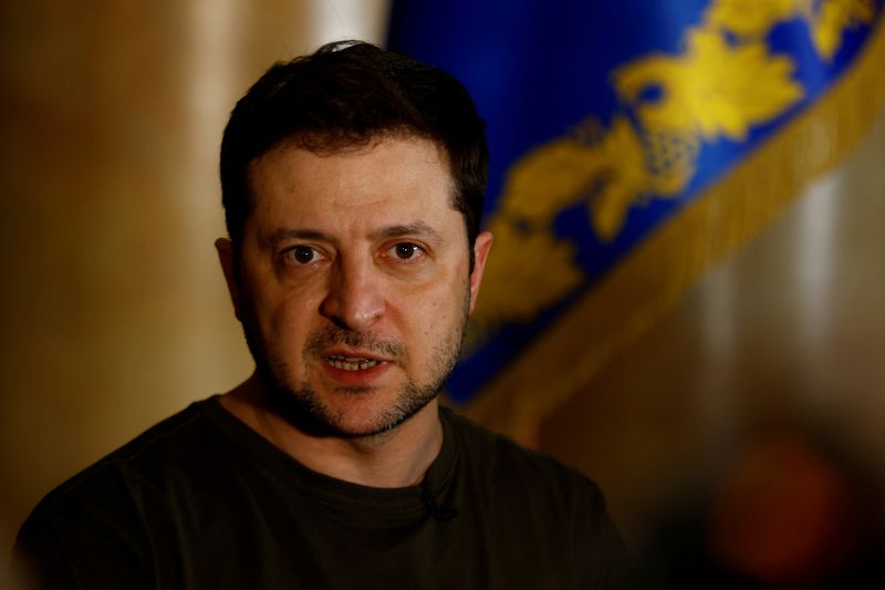 &copy; Reuters. FILE PHOTO: Ukrainian President Volodymyr Zelenskiy talks during an interview with Reuters after Russia's invasion of Ukraine, in Kyiv, Ukraine, March 1, 2022. REUTERS/Umit Bektas/File Photo