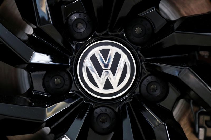 &copy; Reuters. The logo of German carmaker Volkswagen is seen on a rim cap in a showroom of a Volkswagen car dealer in Brussels, Belgium July 9, 2020. REUTERS/Francois Lenoir/File Photo