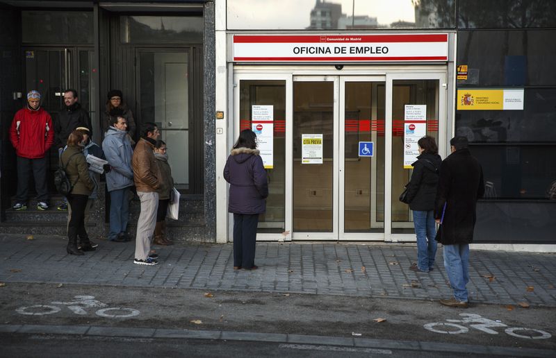 &copy; Reuters. FILE PHOTO: People wait in front of a government-run employment office in Madrid January 22, 2015. REUTERS/Andrea Comas