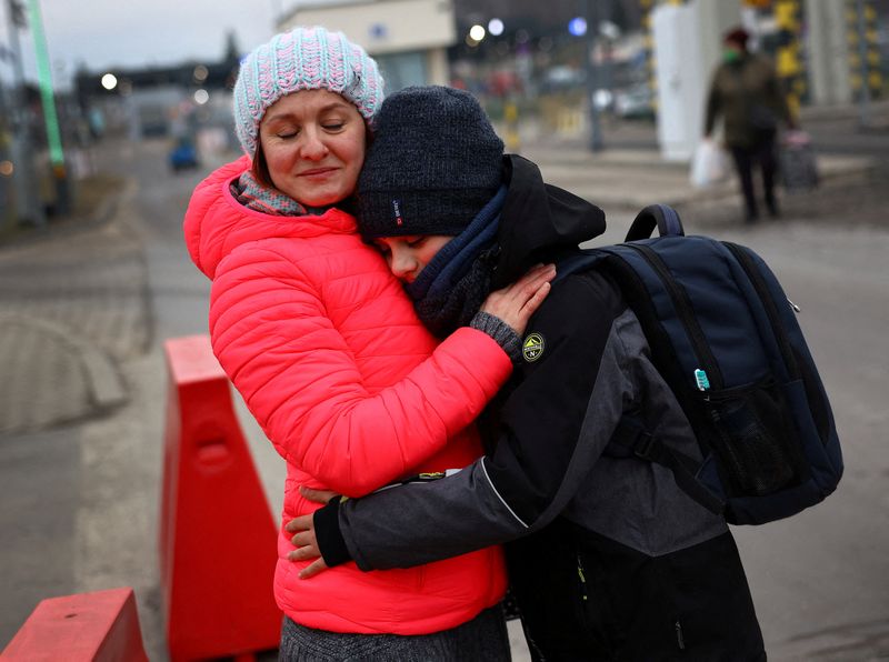 &copy; Reuters. Miembros de una familia ucraniana se abrazan, tras huir de la invasión rusa del país, en el puesto de control fronterizo de Medyka, Polonia, el 2 de marzo de 2022. REUTERS/Kai Pfaffenbach