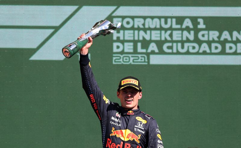 &copy; Reuters. Imagen de archivo de Max Verstappen de Red Bull celebrando en el podio luego de ganar el Gran Premio de Ciudad de México de la Fórmula Uno en el Autódromo Hermanos Rodríguez de Ciudad de México, México. 7 de noviembre, 2021. REUTERS/Andres Stapff