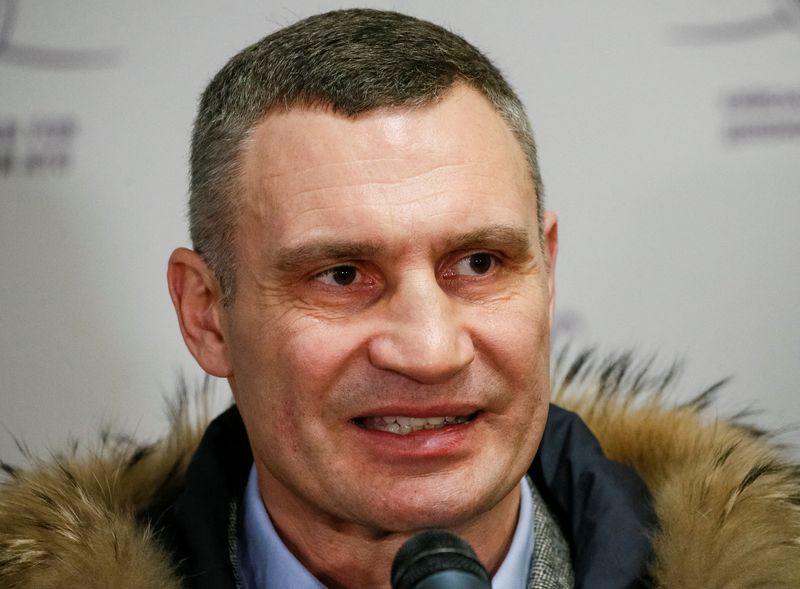 &copy; Reuters. Prefeito de Kiev, Vitali Klitschko, em centro de recrutamento em Kiev
02/02/2022 REUTERS/Gleb Garanich