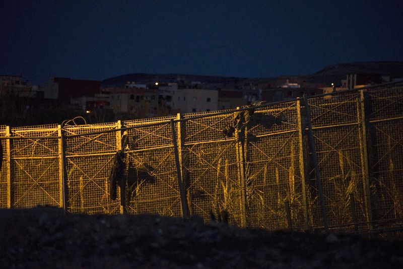 &copy; Reuters. FOTO DE ARCHIVO: Pertenencias de migrantes africanos cuelgan de una valla fronteriza tras su intento por cruzar a territorios españoles, entre Marruecos y el enclave norteafricano español de Melilla, España, 18 de febrero de 2016. REUTERS/Jesús Blasco