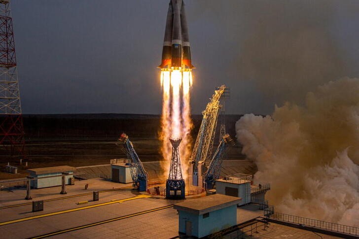 &copy; Reuters. A Soyuz-2.1b rocket booster with a Fregat upper stage and satellites of British firm OneWeb blasts off from a launchpad at the Vostochny Cosmodrome in Amur Region, Russia April 26, 2021. Roscosmos/Handout via REUTERS  ATTENTION EDITORS - THIS IMAGE HAS BE
