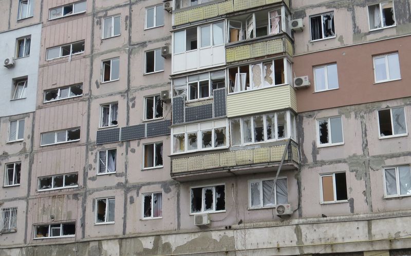 &copy; Reuters. مبنى سكني في ماريوبول بأوكرانيا يقول سكان محليون إنه تضرر من قصف في صورة التقطت يوم 26 فبراير شباط 2022. تصوير: نيكولاي ريابتشنكو - رويترز 