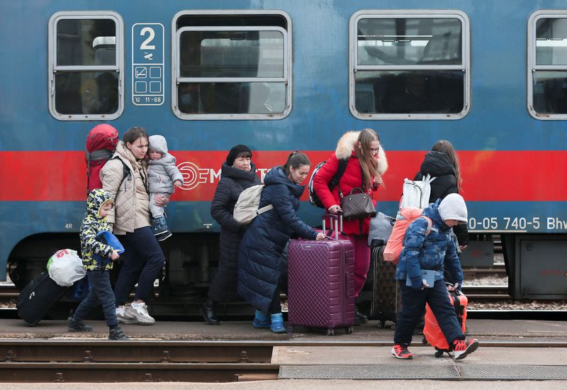 &copy; Reuters. Gente que huye de la invasión de Rusia a Ucrania llega a la estación de ferrocarril en Záhony, Hungría. 3 de marzo, 2022. REUTERS/Bernadett Szabo