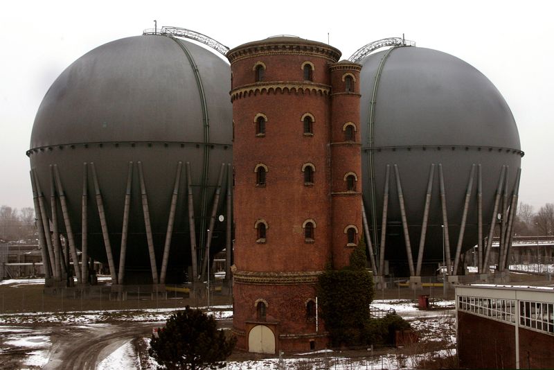 &copy; Reuters. Una antigua torre de agua frente a una instalación de almacenamiento de gas de la empresa energética alemana Gasag en Berlín