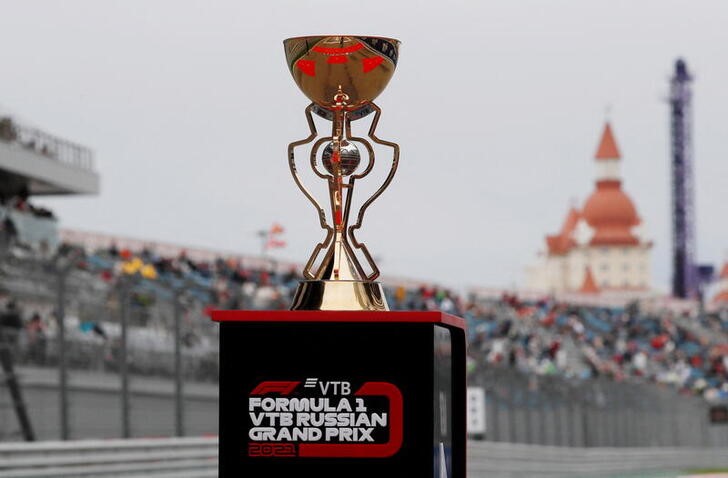 &copy; Reuters. Sept 26, 2021 
Foto de archivo ilustrativa del trofeo del Gran Premio de Rusia de la F1. 
Pool via REUTERS/Yuri Kochetkov/ 
