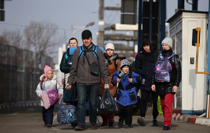 &copy; Reuters. Foto ilustrativa del jueves de una familia que huye de Ucrania cruzando a Rumania en el paso fronterizo de Sighetu Marmatiei
Mar 3, 2022. REUTERS/Stoyan Nenov