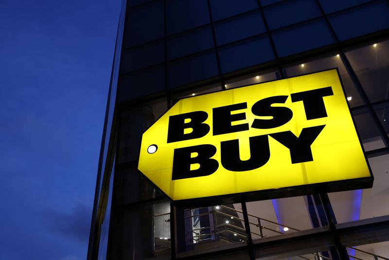 &copy; Reuters. FILE PHOTO: The Best Buy logo is seen at a store in Manhattan, New York City, U.S., November 22, 2021. REUTERS/Andrew Kelly