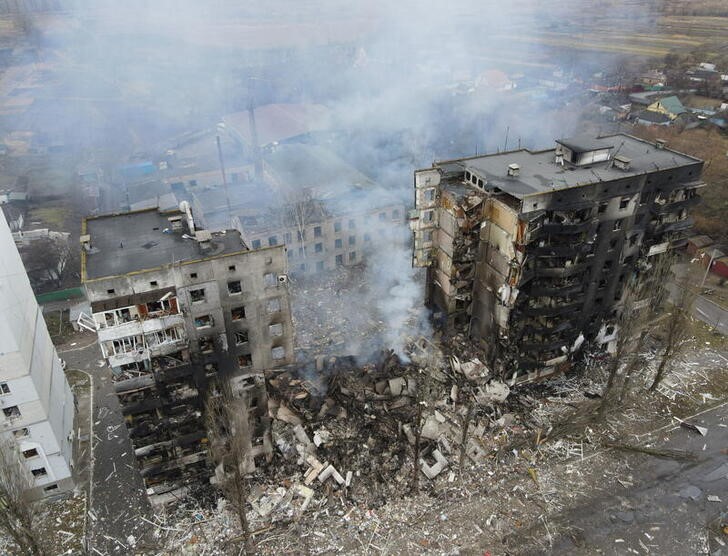 &copy; Reuters. Foto del jueves toada con un drone de un edificio residencial destruido por un bombardeo en Borodyanka, en la región ucraniana de Kiev. 
Mar 3, 2022. 
 REUTERS/Maksim Levin
