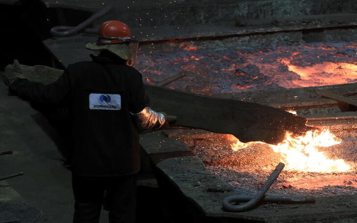 &copy; Reuters. Imagen de archivo de un empleado trabajando en la planta metalúrgica Nadezhda de la firma Nornickel en la ciudad ártica de Norilsk, Rusia.