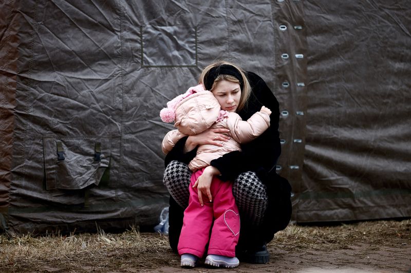 &copy; Reuters. FOTO DE ARCHIVO. Una mujer que huye de la invasión rusa de Ucrania abraza a un niño en un campamento temporal en Przemysl, Polonia. 28 de febrero de 2022. REUTERS/Yara Nardi
