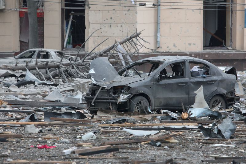 &copy; Reuters. Área destruída pelo o que autoridades dizem terem sido um ataque de míssil perto do prédio da administração regional de Kharkiv, na Ucrânia
01/03/2022 REUTERS/Vyacheslav Madiyevskyy