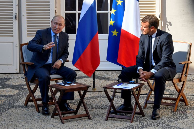 &copy; Reuters. الرئيسان الفرنسي إيمانويل ماكرون (يمينا) والروسي فلاديمير بوتين خلال اجتماع في فرنسا - صورة من أرشيف رويترز حصلت عليها من ممثل وكالات أنباء 