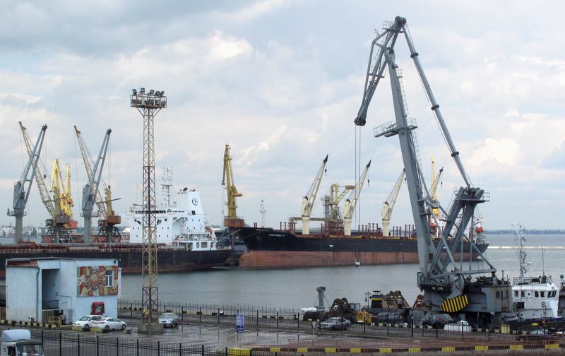 &copy; Reuters. FOTO DE ARCHIVO: Una vista general muestra un puerto marítimo en Odesa, Ucrania, 18 de mayo de 2016. UKRAINE-ODESSA/TURFWAR REUTERS/Matthias Williams