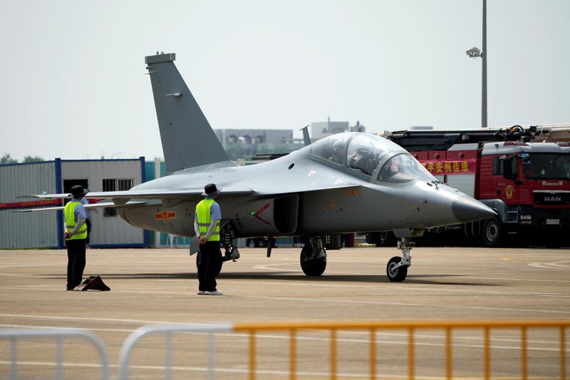 © Reuters. Pilotos operam caça de treinamento avançado JL-10 da Força Aérea chinesa durante feira aeroespacial em Zhuhai, na província chinesa de Guangdong
28/09/2021 REUTERS/Aly Song