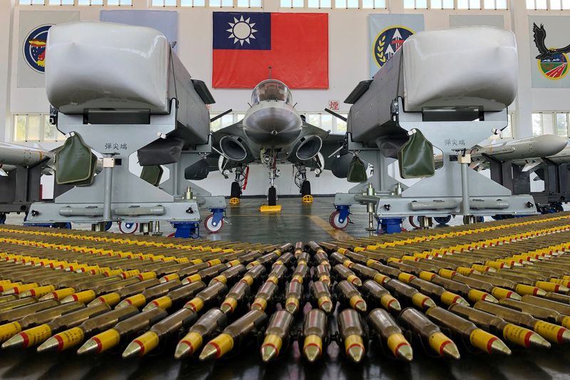 &copy; Reuters. Caça de combate e mísseis na base aérea taiwanesa de Makung na ilha de Penghu, em Taiwan
22/09/2022 REUTERS/Yimou Lee