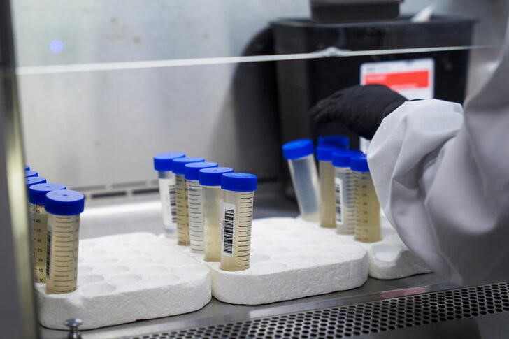 &copy; Reuters. Foto de archivo ilustrativa de un técnico de laboratorio con pruebas para detectar el COVID-19 en Biobot Analytics, Cambridge, Massachusetts
Feb 22, 2022. REUTERS/Allison Dinner