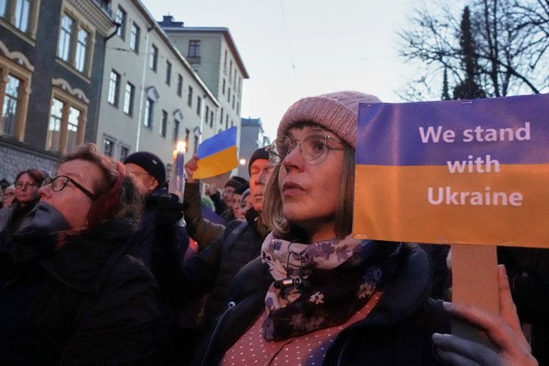 &copy; Reuters. Manifestantes participan en una protesta contra la invasión rusa de Ucrania, en Helsinki, Finlandia, el 1 de marzo de 2022. Imagen tomada el 1 de marzo de 2022. REUTERS/Essi Lehto