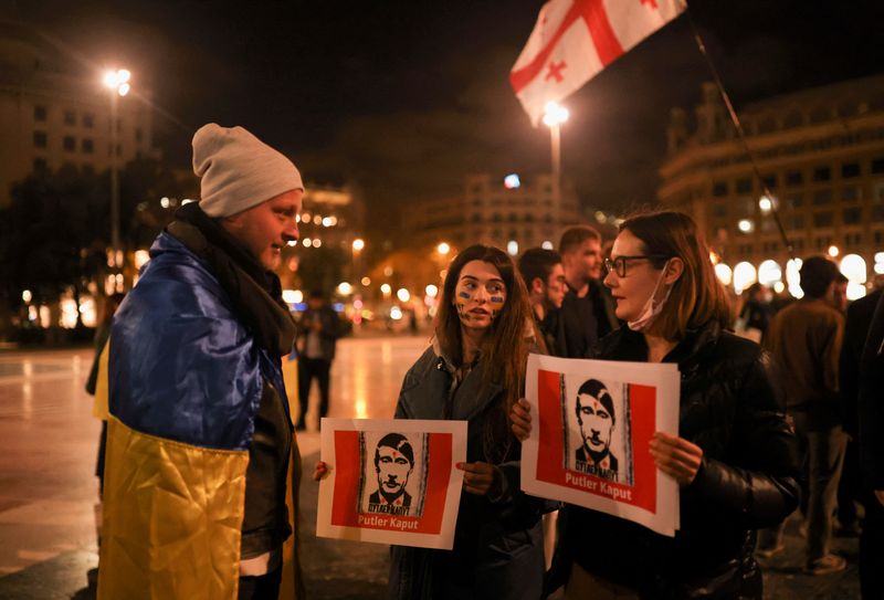 &copy; Reuters. Estudante russa Daria Gorokhova e sua colega de quarto ucraniana Daria Dremliuga conversam com o ucraniano Vladimir Zilinchuk durante um protesto contra a guerra em apoio à Ucrânia, em Barcelona
01/03/2022
REUTERS/Nacho Doce