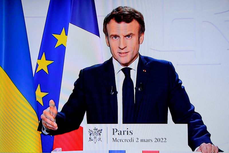 &copy; Reuters. الرئيس الفرنسي إيمانويل ماكرون يتحدث في باريس يوم الثاني من مارس اذار 2022. تصوير: بيروشكا فان دي فوف - رويترز. 
