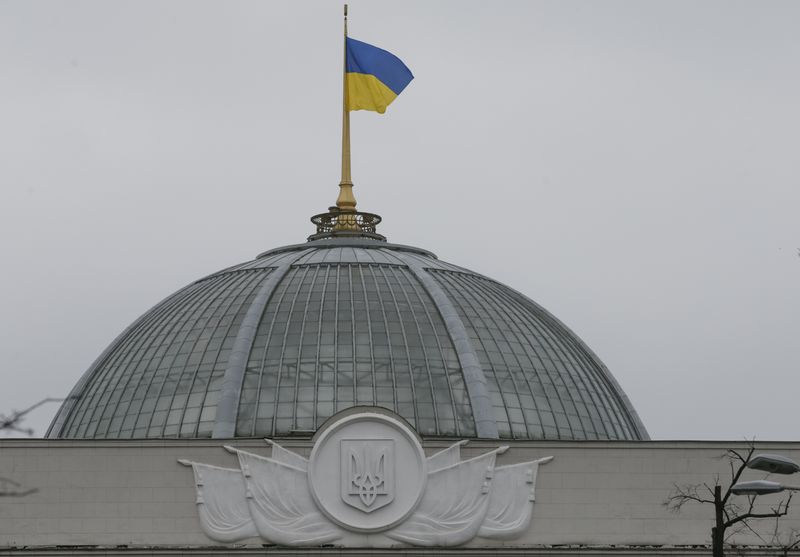 &copy; Reuters. العلم الأوكراني على مبنى البرلمان الأوكراني في كييف في صورة من أرشيف رويترز. 