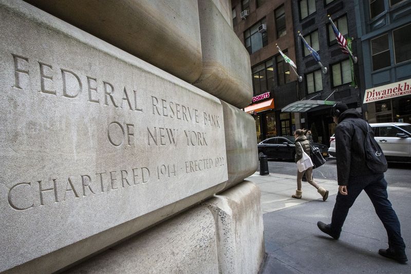 &copy; Reuters. Pedra fundamental do The New York Federal Reserve Bank é vista no distrito financeiro de Nova York, em 25 de março de 2015. REUTERS/Brendan McDermid