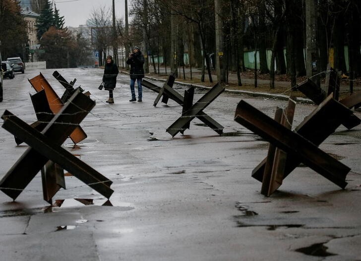 &copy; Reuters. Anti-tank constructions are seen in Kyiv, Ukraine, March 3, 2022. REUTERS/Gleb Garanich