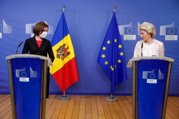 &copy; Reuters. President of the European Commission Ursula von der Leyen and Moldovan President Maia Sandu give a statement during the signing ceremony of a support package for Moldova during an European Summit at the European Council building in Brussels, Belgium, Dece
