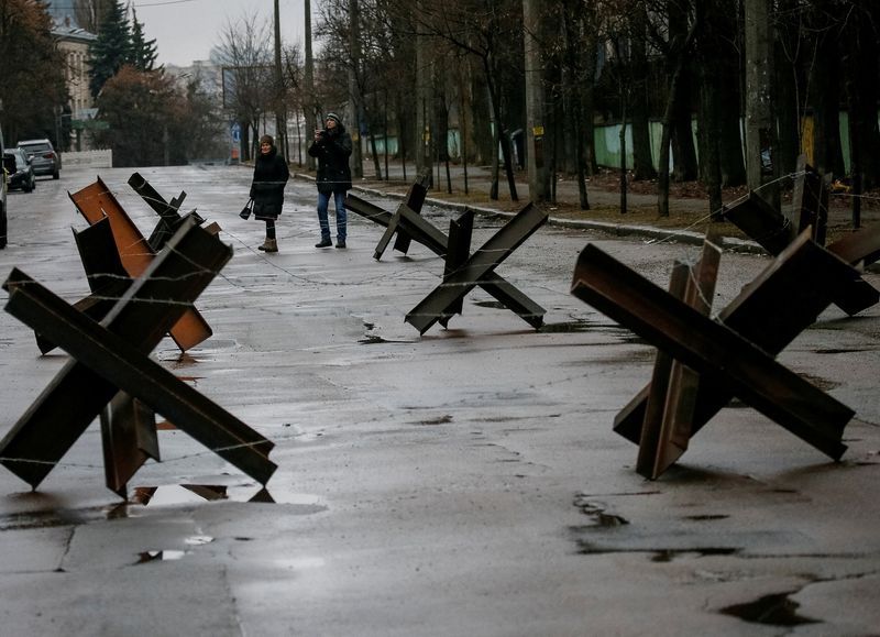 &copy; Reuters. Construcciones antitanques se ven en Kiev, Ucrania, Marzo 3, 2022. REUTERS/Gleb Garanich
