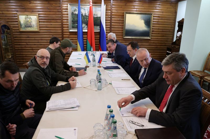 &copy; Reuters. Delegações de Ucrânia e Rússia durante reunião em Belarus
03/03/2022
Maxim Guchek/BelTA/Divulgação via REUTERS