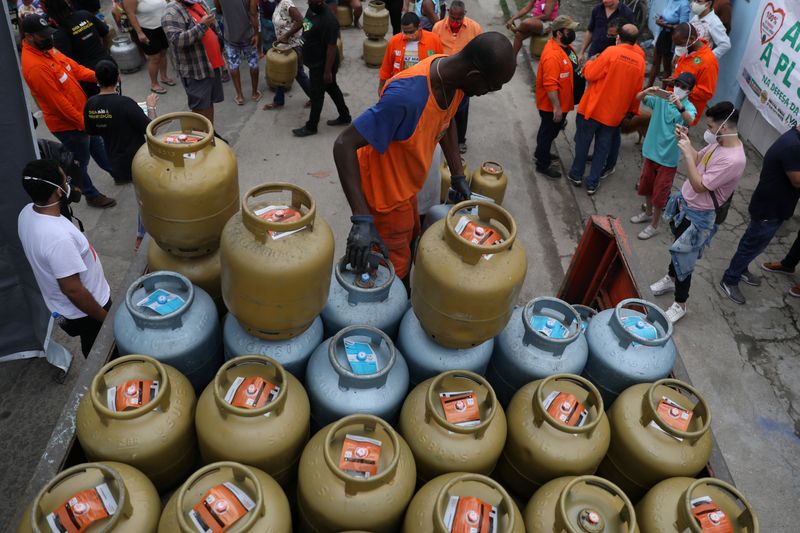 &copy; Reuters. A worker unloads cooking gas cylinders for residents to buy at a fair price amid high energy prices caused by inflation, as part of an initiative organised by the Federation of Oil Workers (FUP), in Vila Vintem slum, Rio de Janeiro, Brazil October 28, 202