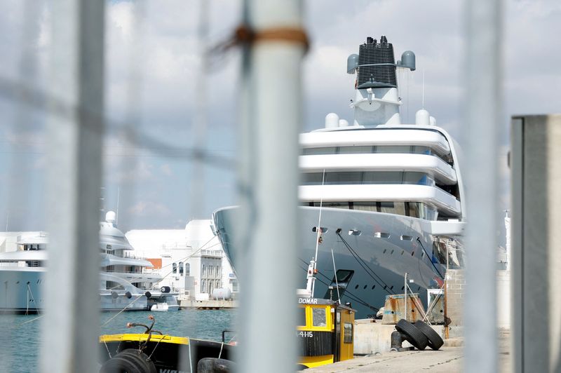 © Reuters. Roman Abramovich's super yacht Solaris is seen at Barcelona Port in Barcelona city, Spain, March 3, 2022. REUTERS/ Albert Gea