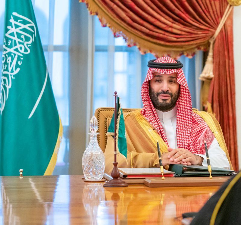 &copy; Reuters. ولي العهد السعودي الأمير محمد بن سلمان خلال اجتماع في البحرين يوم التاسع من ديسمبر كانون الأول 2021. صورة من وكالة الأنباء البحرينية.